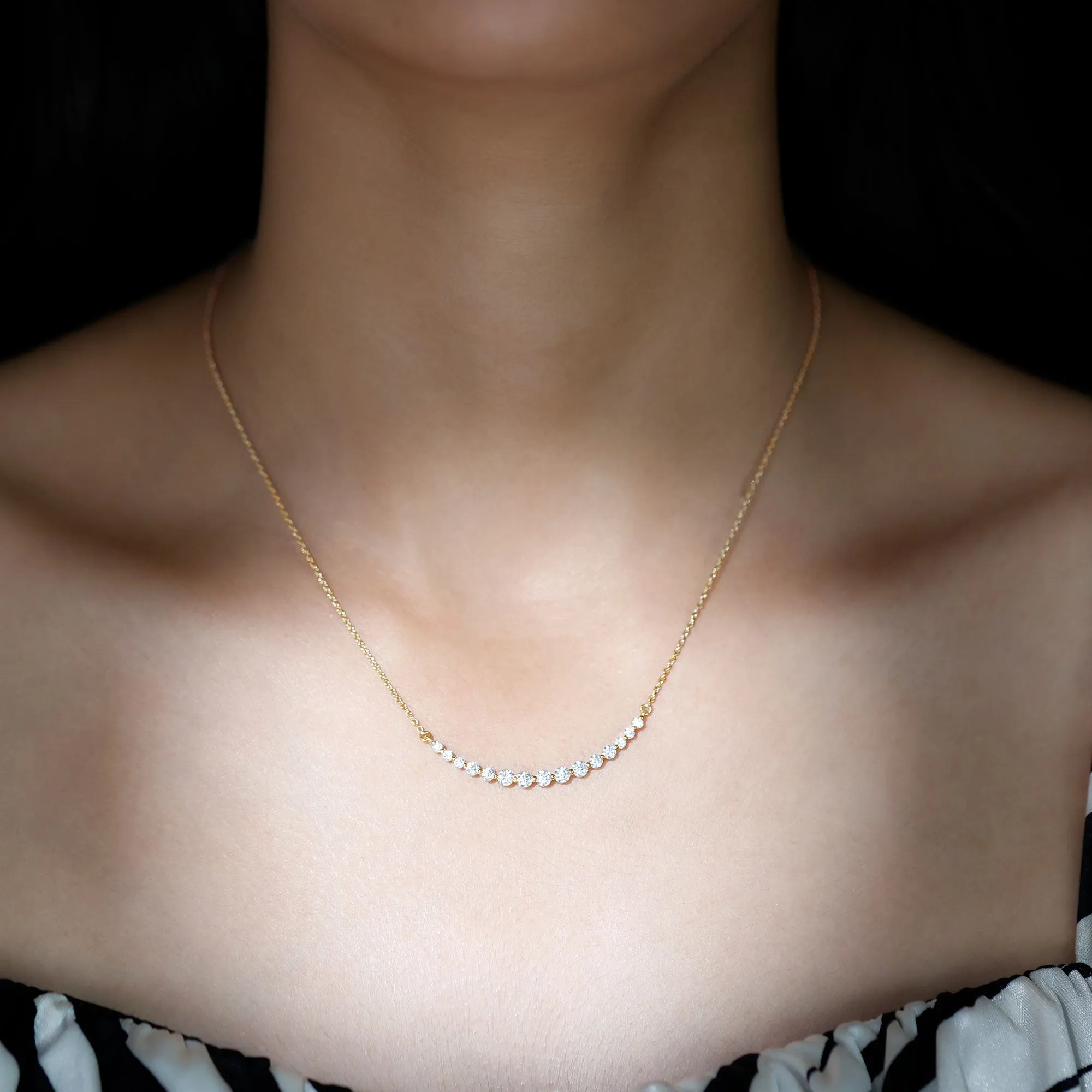 1 CT Elegant Zircon Curved Necklace in Gold