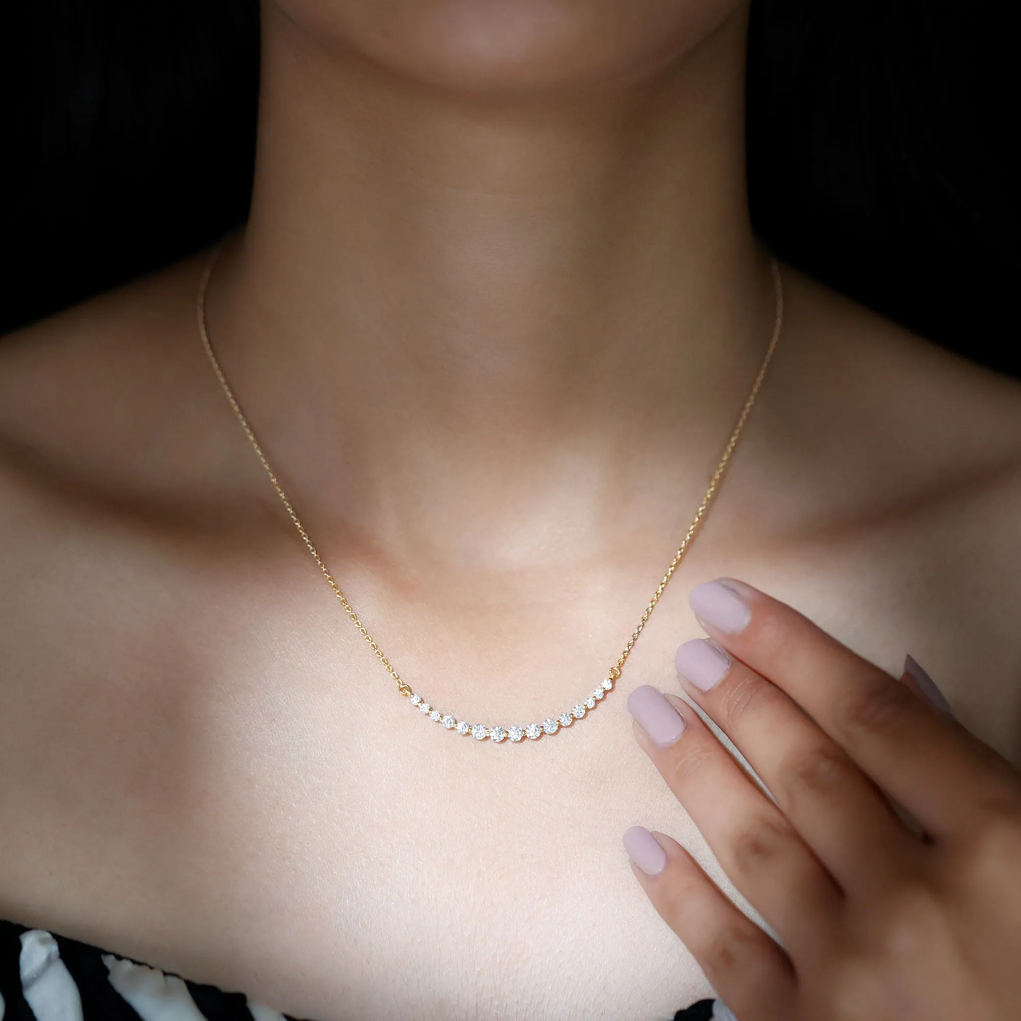 1 CT Elegant Zircon Curved Necklace in Gold