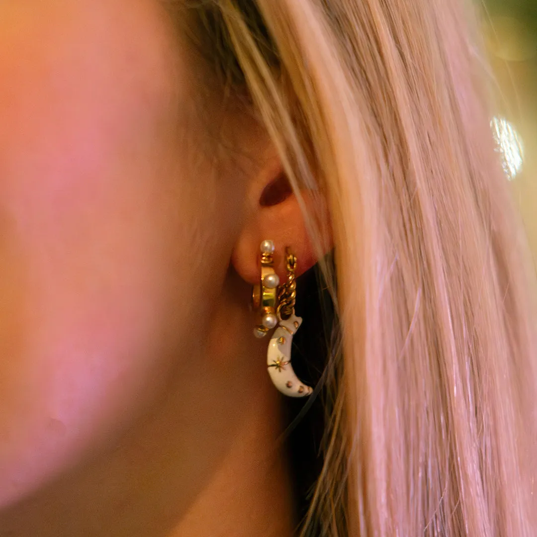 Gold coloured earrings with pearls