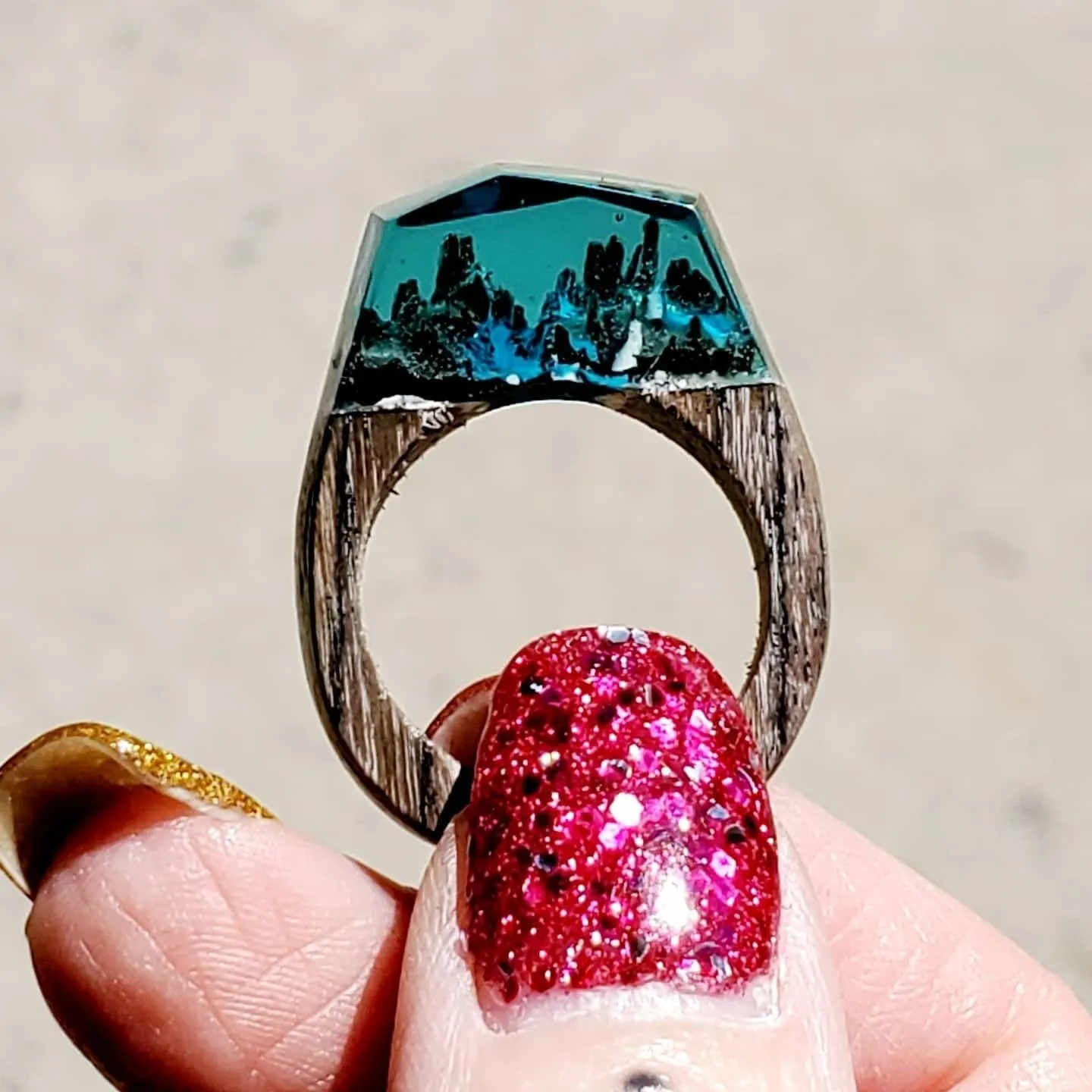 Magical Wood Enchanted Resin Ring  * . 8 Scenes: Ocean | Blue Sky Mountain | City Skyline | Hot Pink, Light Pink, Red & Yellow Floral!