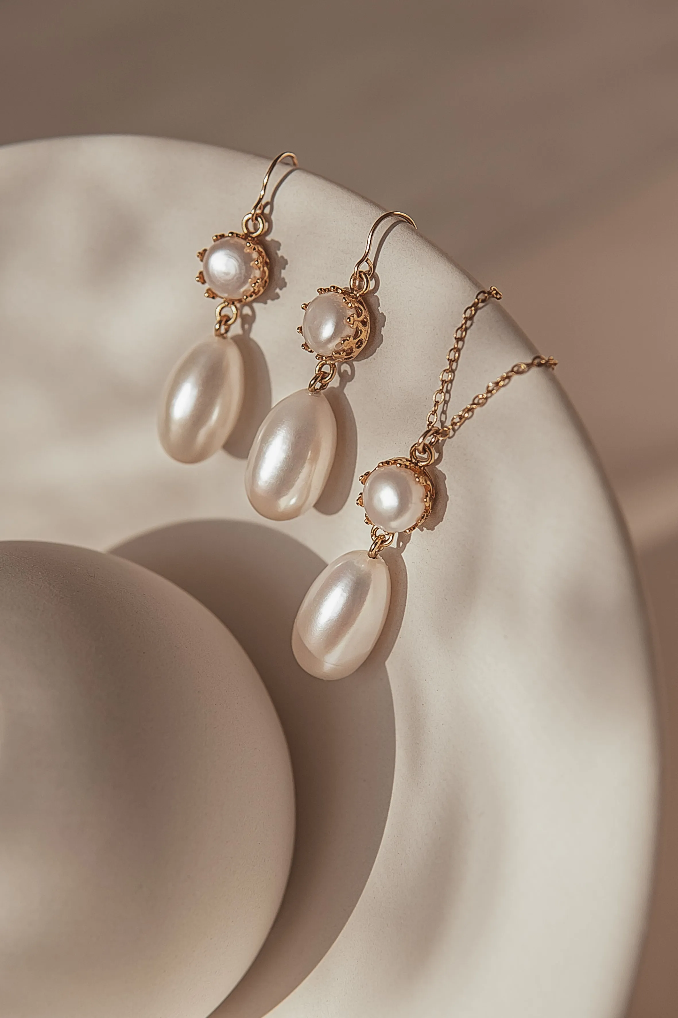 Mira Pearl Earrings