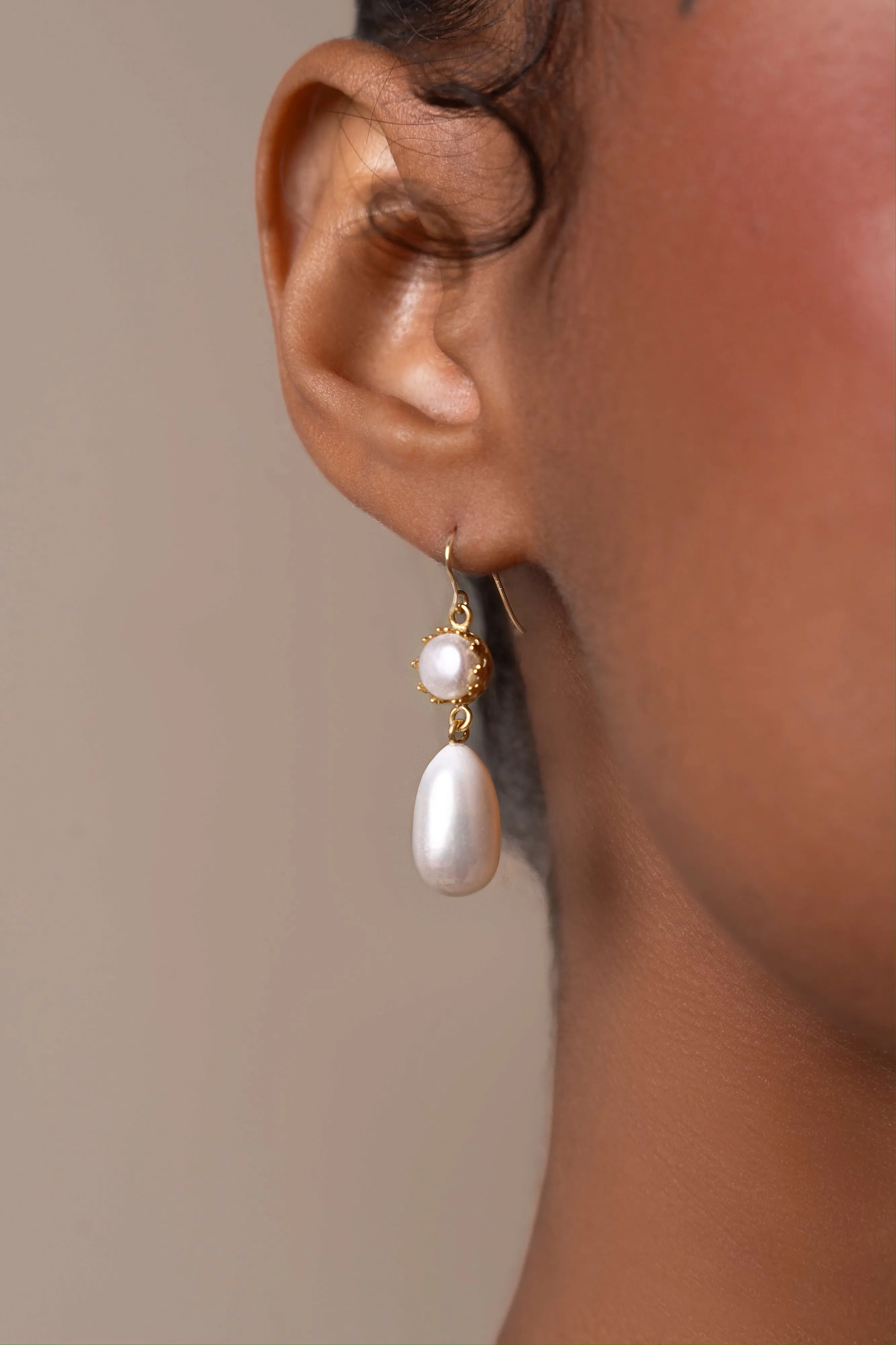 Mira Pearl Earrings